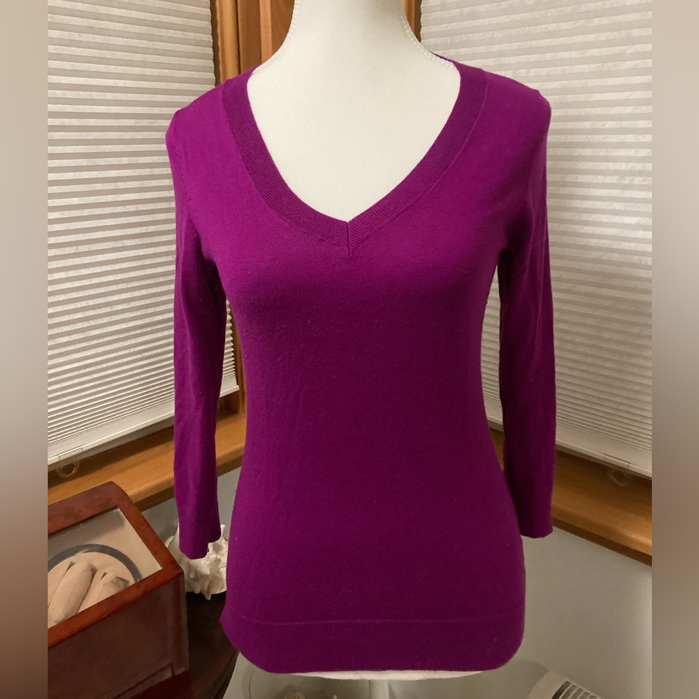 Gorgeous Banana Republic size small V neck